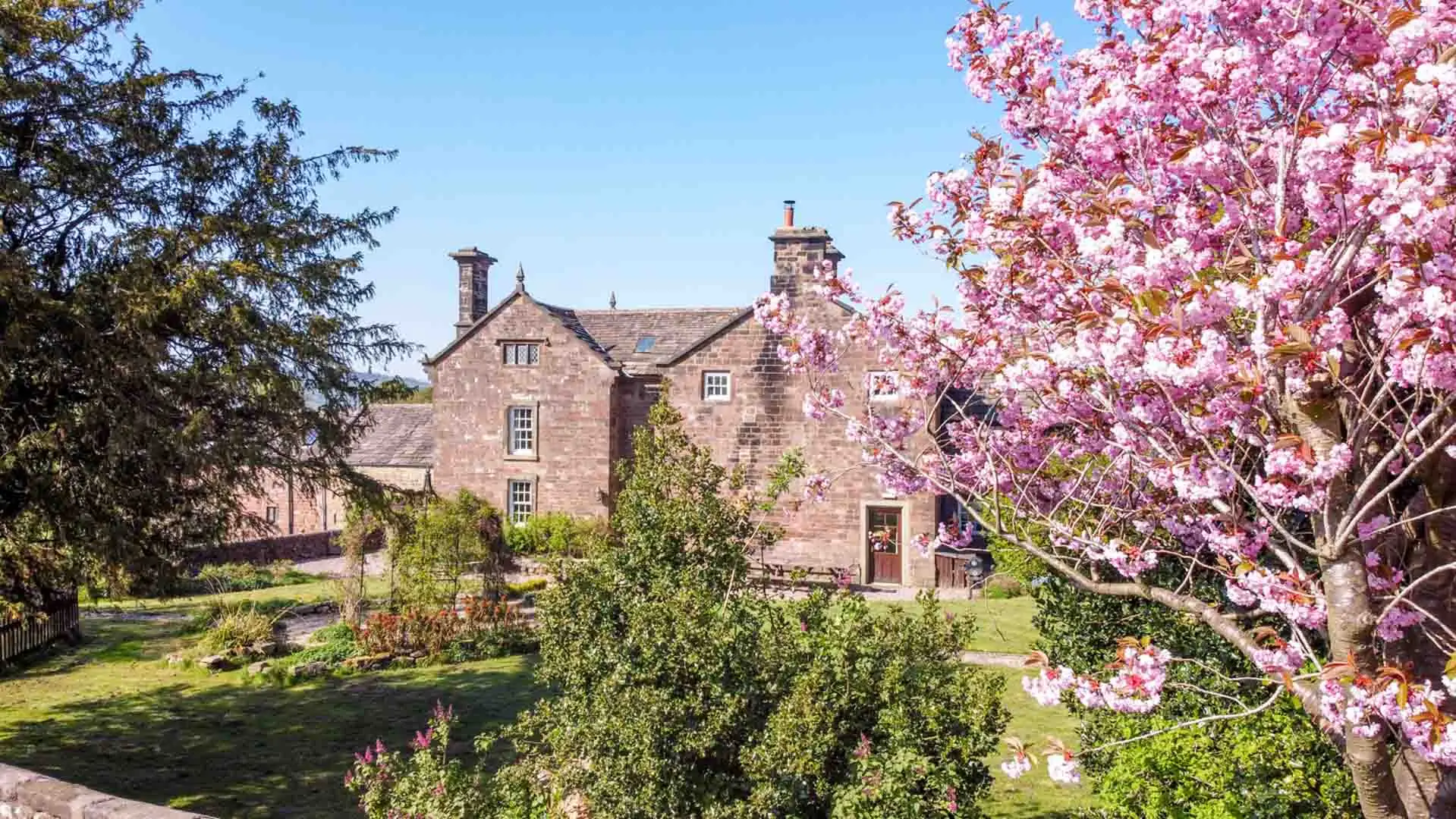 Party Houses for 48 guests to rent in the Midlands